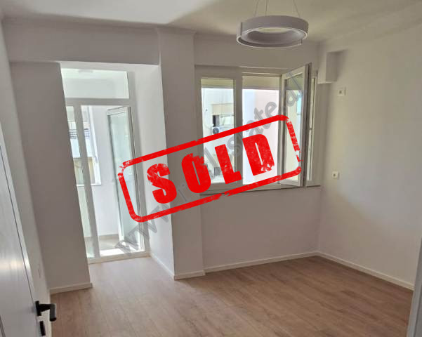 Apartament 1+1 ne shitje ne rrugen Muzaket ne zonen e Don Boskos ne Tirane.
Pozicionohet ne katin 7